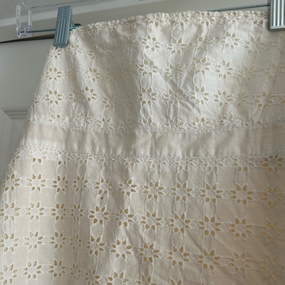 Beautiful Women’s American Eagle Strapless White Eyelet Top Size 8 Medium - Picture 2 of 6